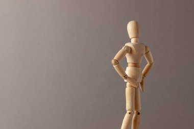 Adam, hoşnut değil, gri bir arka plan üzerinde sırtını döndü. Metin için alan kopyalama.