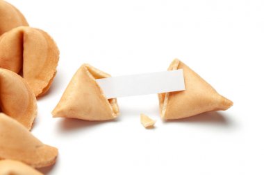 Çin şans kurabiyeleri. Tahmin sözcükleri için boş boş olan çerezler. Beyaz arka planda yalıtılmış.