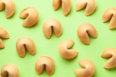 Çin şans kurabiyeleri. Sözcük tahmini için boş boş olan tanımlama bilgileri doku deseni. Yeşil arka plan.