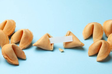 Çin şans kurabiyeleri. Tahmin sözcükleri için boş boş olan çerezler. Mavi arka plan.