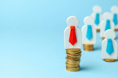 Personel alımı. Kafa avı. Birçok çalışan ve kalabalıktan bir lider seçimi. Para yığınları üzerinde beyaz işadamı bir sürü ve mavi bir arka plan üzerinde kırmızı kravat bir. Kopyalama alanı