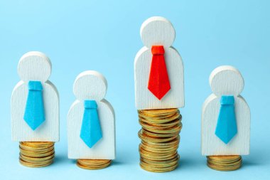 Personel alımı. Kafa avı. Birçok çalışan ve kalabalıktan bir lider seçimi. Para yığınları üzerinde beyaz adam işadamı bir sürü ve mavi bir arka plan üzerinde kırmızı kravat bir