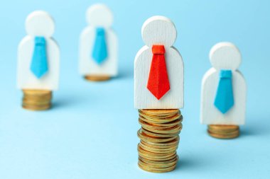 Personel alımı. Kafa avı. Birçok çalışan ve kalabalıktan bir lider seçimi. Para yığınları üzerinde beyaz adam işadamı bir sürü ve mavi bir arka plan üzerinde kırmızı kravat bir