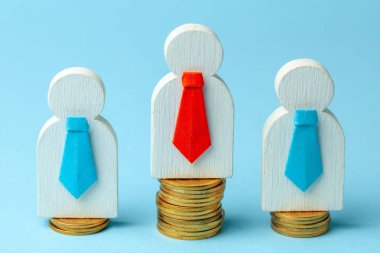 Personel alımı. Kafa avı. Birçok çalışan ve kalabalıktan bir lider seçimi. Para yığınları üzerinde beyaz adam işadamı bir sürü ve mavi bir arka plan üzerinde kırmızı kravat bir