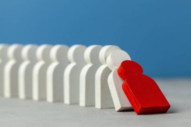 İş hayatında domino etkisi. Bir işadamı lideri düşer ve çalışanların diğer rakamlar aşağı getiriyor. Sistem bozulması.