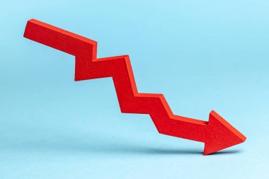 Mavi arka plan üzerinde kırmızı aşağı ok ile Grafik. İş dünyasında düşen büyüme.