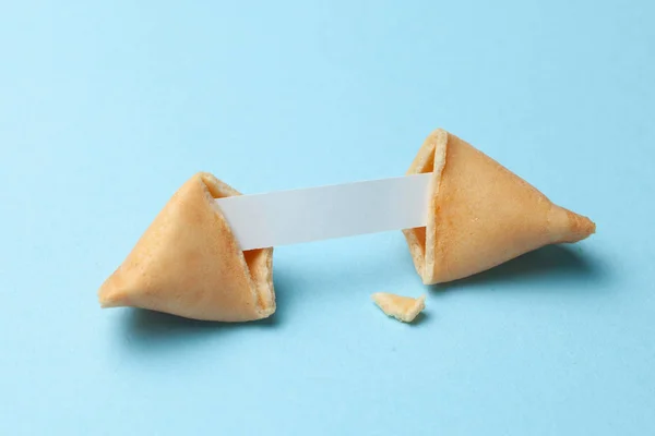 Kinesiska fortune cookies. Cookies med tomma tomma inuti för förutsägelse ord. Blå bakgrund. — Stockfoto