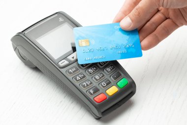 Kredi kartı ile temassız ödeme. Pos terminali Nfc ödemesi. Mağazada alışveriş yapmak için ödeme yönteminin nasıl seçilenimin kavramı.