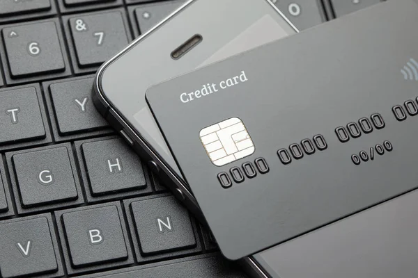 Stile nero. Carta di credito e smartphone cellulare sulla tastiera con laptop. Pagamento online per acquisti da negozi online. Shopping online . — Foto Stock