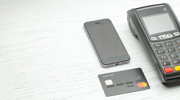 Pago sin contacto con tarjeta de crédito y teléfono inteligente. POS terminal NFC pago. Concepto de cómo elegir el método de pago para comprar en una tienda . — Foto de Stock