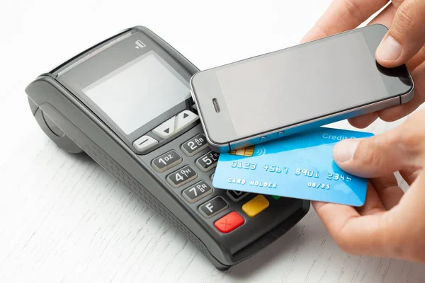 Kontaktloses Bezahlen per Kreditkarte und Smartphone. pos terminal nfc payment. Konzept, wie man die Zahlungsmethode für den Einkauf im Geschäft wählt. — Stockfoto