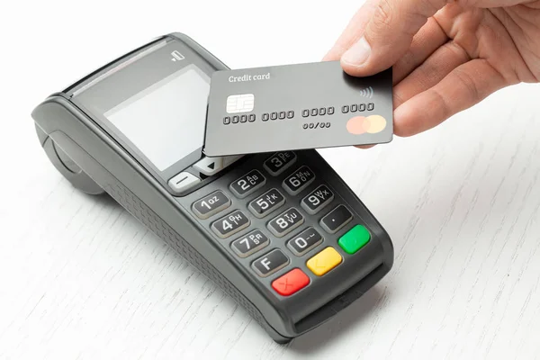 Pagamento sem contato por cartão de crédito. POS terminal NFC pagamento. Conceito de como escolher o método de pagamento para fazer compras em uma loja . — Fotografia de Stock