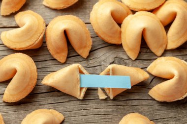 Çin şans kurabiyeleri. Tahmin sözcükleri için boş boş olan çerezler. Eski ahşap masanın arka planı.