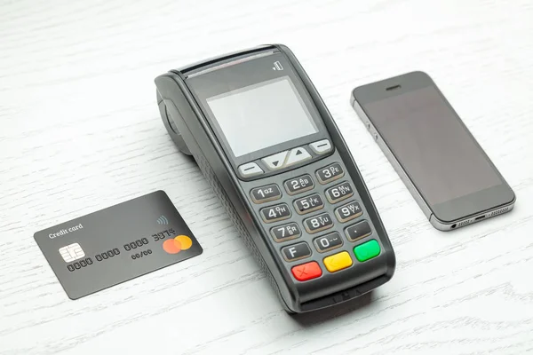 Kontaktloses Bezahlen per Kreditkarte und Smartphone. pos terminal nfc payment. Konzept, wie man die Zahlungsmethode für den Einkauf im Geschäft wählt. — Stockfoto