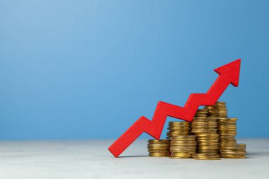 Yukarı ok ve sikke yığını. Vergi artırma kavramı veya iş kârını arttırmak