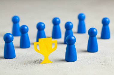 İş takımı kupayı kazandı. Başarısembolü olarak bir fincan ile Kazananlar