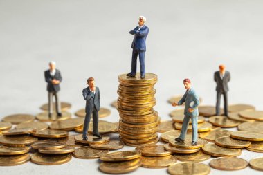 Altın para yığınından büyük kârlar elde eden başarılı bir iş adamı ve küçük şirketlerle daha az başarılı iş adamları. Daha fazla kazanmayı öğrenme kavramı, iş öğrenme..