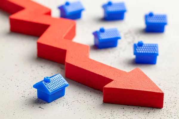 房子和红色箭头向下。房地产价格下降。降低保险或税率 — 图库照片