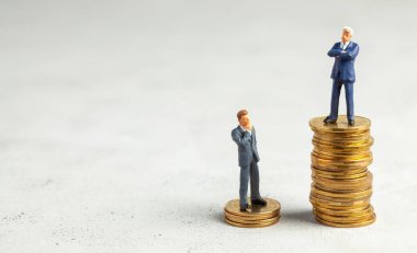 Altın sikke yığını ve küçük şirketler ile daha az başarılı işadamları büyük kar ile başarılı işadamı. Şirkete yeterli yatırım.