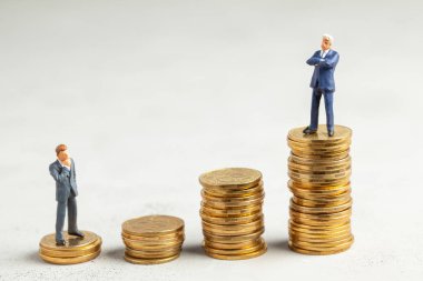 En üst basamaklarda madeni paralarla ve küçük şirketlerle daha az başarılı iş adamlarıyla başarılı bir iş adamı. Şirkete yeterli yatırım..