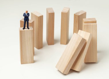 Karma düşen domino taşları gibidir. İşadamı domino taşlarını itti ve sonuçları bekliyor ve analiz ediyor. Tehlikeli bir durum.