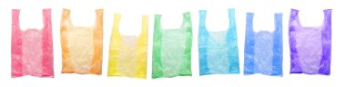 Plastik gökkuşağı paketleri beyaz bir arka plan üzerinde izole edilmiştir. Tek kullanımlık poşetler ile çevre kirliliği, geri dönüşüm