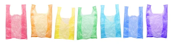 Τα πλαστικά πακέτα ουράνιου τόξου απομονώνονται σε λευκό φόντο. Ρύπανση του περιβάλλοντος από σακούλες μίας χρήσης, ανακύκλωση — Φωτογραφία Αρχείου