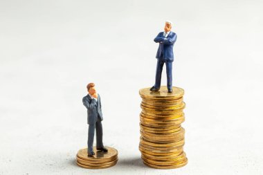 Altın para yığınından büyük kârlar elde eden başarılı bir iş adamı ve küçük şirketlerle daha az başarılı iş adamları. Daha fazla kazanmayı öğrenme kavramı, iş öğrenme..