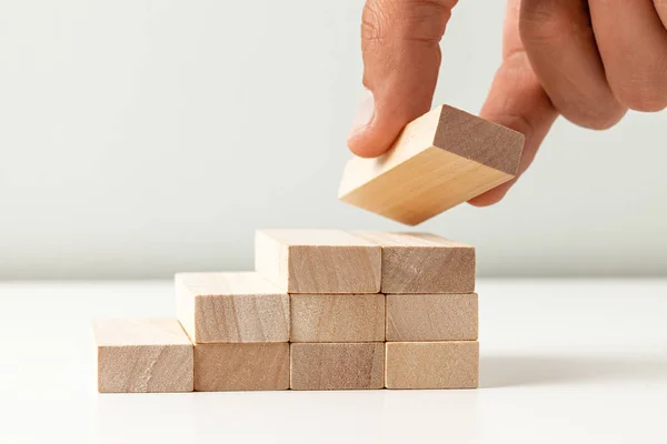 Trappen omhoog als symbool van carrièregroei of zakelijk succes — Stockfoto