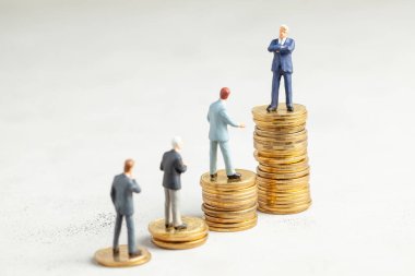 En üst basamaklarda madeni paralarla ve küçük şirketlerle daha az başarılı iş adamlarıyla başarılı bir iş adamı. Şirkete yeterli yatırım..