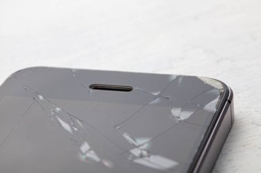 Kırık cam telefon. Bir cep telefonu ekranında çatlaklar