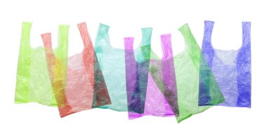 Beyaz arka planda izole edilmiş renkli plastik torbalar. Tek kullanımlık torbalar ve geri dönüşümle çevre kirliliği