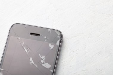 Kırık cam telefon. Cep telefonu ekranında çatlaklar var. Metin için alanı kopyala.
