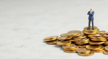 Büyük kârlı başarılı bir iş adamı altın para yığınının üzerinde duruyor. Şirkete başarılı bir para yatırımı. Metin için alanı kopyala.