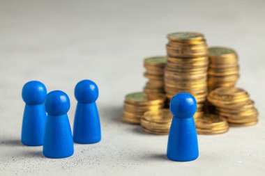 Deneyimsiz bir çalışan ve büyük maaş para ile deneyimli bir çalışan arasında seçim