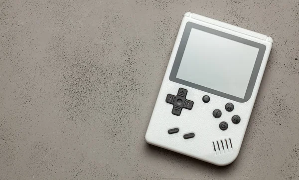 Vecchia console di gioco. Gamepad è bianco su sfondo grigio. Copia spazio per testo . — Foto Stock
