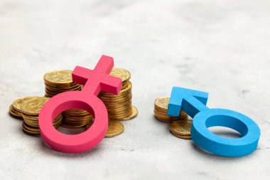 Erkeklere ayrımcılık. Büyük bir para yığını ve bir kadının cinsiyet sembolü ve bir yığın bozuk para ve bir erkeğin cinsiyet sembolü. Maaş ayrımcılığı