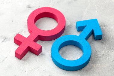 Gri arka planda kadın ve erkeğin cinsiyet sembolleri