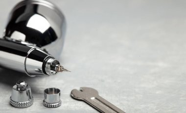 Hava fırçası temizliği. Fırçalar ve diğer fırça temizleme aletleri. Metin için alanı kopyala.