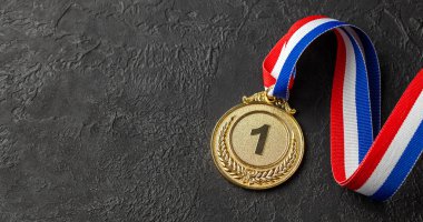 Kurdeleli altın madalya. Yarışmada birincilik ödülü. Şampiyona ödül. Siyah arkaplan