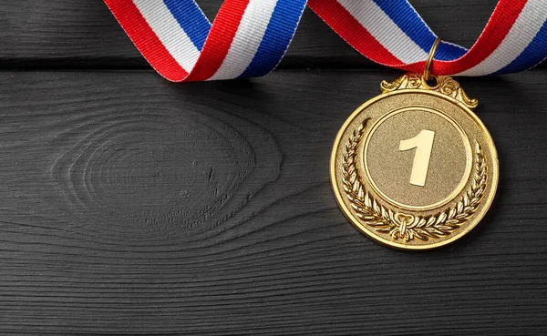 Medalha de ouro com fitas. Prêmio de primeiro lugar na competição. Prémio ao campeão. Fundo preto — Fotografia de Stock