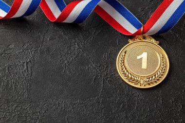 Kurdeleli altın madalya. Yarışmada birincilik ödülü. Şampiyona ödül. Siyah arkaplan