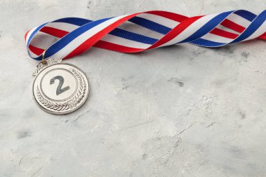 Gümüş madalya. Kurdeleli ikincilik ödülü