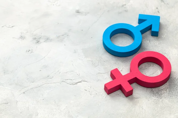 灰色背景下男性和女性的性别符号 — 图库照片