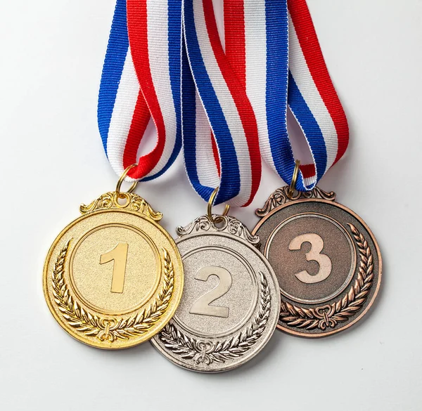 Zlatá, stříbrná a bronzová medaile. Ocenění za první, druhé a třetí místo — Stock fotografie