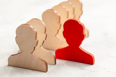 Personel alımı. İşçilerin figürlerinin hepsi aynı ve kırmızılı. Lider Seçimi. İnsan Kaynakları. beyaz arkaplan