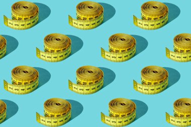 Yeşil arka planda sarı mezura. Hazır ol. Doku