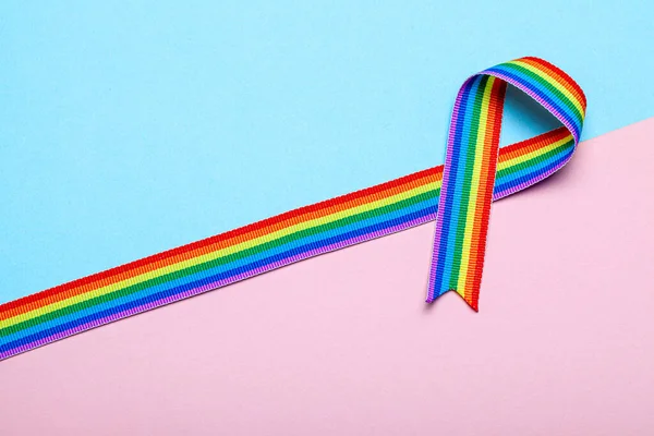ΛΟΑΤ κορδέλες ουράνιο τόξο υπερηφάνεια σε μπλε και ροζ φόντο — Φωτογραφία Αρχείου