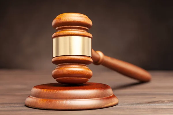 Holzhammer des Richters. Brauner Hintergrund. — Stockbild Holzhammer des Richters. Brauner Hintergrund — Stockfoto