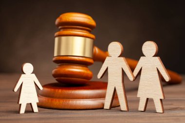 Ebeveyn haklarından mahrum bırakılmak. Yasa çocukları ebeveyn şiddetinden korur. Anne ve baba çocuk ve hakimin çekicinden ayrı.